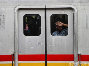 Video Gerbong KRL Berasap di Stasiun UP, Rute Jakarta-Bogor Terganggu