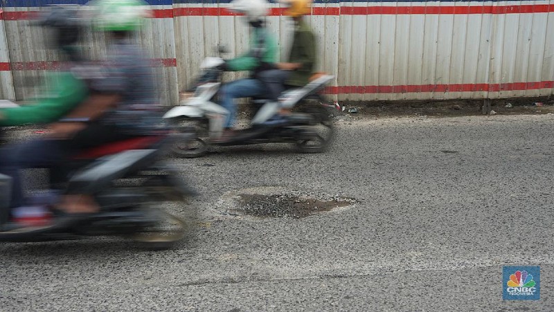 Jalan berlubang banyak ditemukan di Jalan Kalimalang Jakarta Timur.