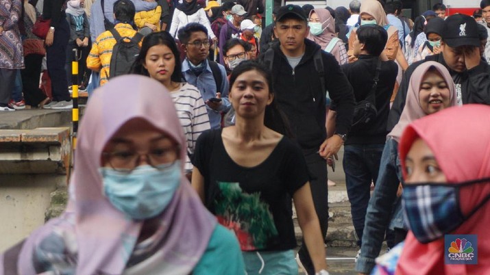 Penumpang KRL (CNBC Indonesia/Muhammad Sabki) Pengunjung mengugunakan transportasi KRL di Stasiun Tujuan Bogor-Jakarta Kota, Kamis,12/3/2020. Paparan Gubernur DKI Jakarta Anies Baswedan terkait risiko penyebaran virus corona yang menyebabkan Covid-19 via transportasi salah satunya KRL commuterline rute Bogor-Depok-Jakarta Kota berisiko tinggi menjadi area penyebaran virus corona terbesar. Beberapa penumpang juga menggunakan masker guna antisipasi penyebaran virus. Pantauan CNBC Indonesia Penumpang yang telah menumpuk mulai berjalan merangsek mendekati arah datangnya kereta. Jam-jam sibuk kendaraan umum dimana banyak para pekerja yang memulai aktivitasnya sehingga terlihat tidak ada tempat untuk bergerak. (CNBC Indonesia/Muhammad Sabki)