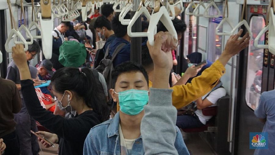 Pengunjung mengugunakan transportasi KRL di Stasiun Tujuan Bogor-Jakarta Kota, Kamis,12/3/2020. Paparan Gubernur DKI Jakarta Anies Baswedan terkait risiko penyebaran virus corona yang menyebabkan Covid-19 via transportasi salah satunya KRL commuterline rute Bogor-Depok-Jakarta Kota berisiko tinggi menjadi area penyebaran virus corona terbesar. Beberapa penumpang juga menggunakan masker guna antisipasi penyebaran virus. Pantauan CNBC Indonesia Penumpang yang telah menumpuk mulai berjalan merangsek mendekati arah datangnya kereta. Jam-jam sibuk kendaraan umum dimana banyak para pekerja yang memulai aktivitasnya sehingga terlihat tidak ada tempat untuk bergerak.   (CNBC Indonesia/Muhammad Sabki)