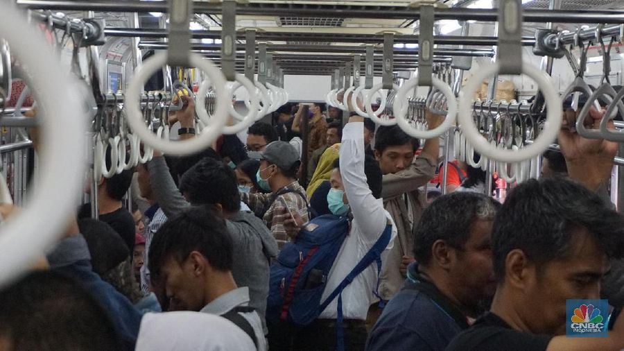 Pengunjung mengugunakan transportasi KRL di Stasiun Tujuan Bogor-Jakarta Kota, Kamis,12/3/2020. Paparan Gubernur DKI Jakarta Anies Baswedan terkait risiko penyebaran virus corona yang menyebabkan Covid-19 via transportasi salah satunya KRL commuterline rute Bogor-Depok-Jakarta Kota berisiko tinggi menjadi area penyebaran virus corona terbesar. Beberapa penumpang juga menggunakan masker guna antisipasi penyebaran virus. Pantauan CNBC Indonesia Penumpang yang telah menumpuk mulai berjalan merangsek mendekati arah datangnya kereta. Jam-jam sibuk kendaraan umum dimana banyak para pekerja yang memulai aktivitasnya sehingga terlihat tidak ada tempat untuk bergerak. (CNBC Indonesia/Muhammad Sabki)