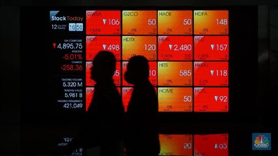Pengunjung melintas di depan layar pergerakan saham di Bursa Efek Indonesia, Kamis, 12 Maret 2020. Indeks Harga Saham Gabungan (IHSG) anjlok 5,01% ke 4.895,75. Perdagangan saham di Bursa Efek Indonesia (BEI) dihentikan sementara (trading halt) setelah  Harga tersebut ke 4.895,75 terjadi pada pukul 15.33 WIB.  (CNBC Indonesia/Muhammad Sabki)