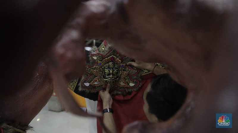 Meskipun belum mendapatkan izin, pembuatan ogoh-ogoh tetap dilakukan.