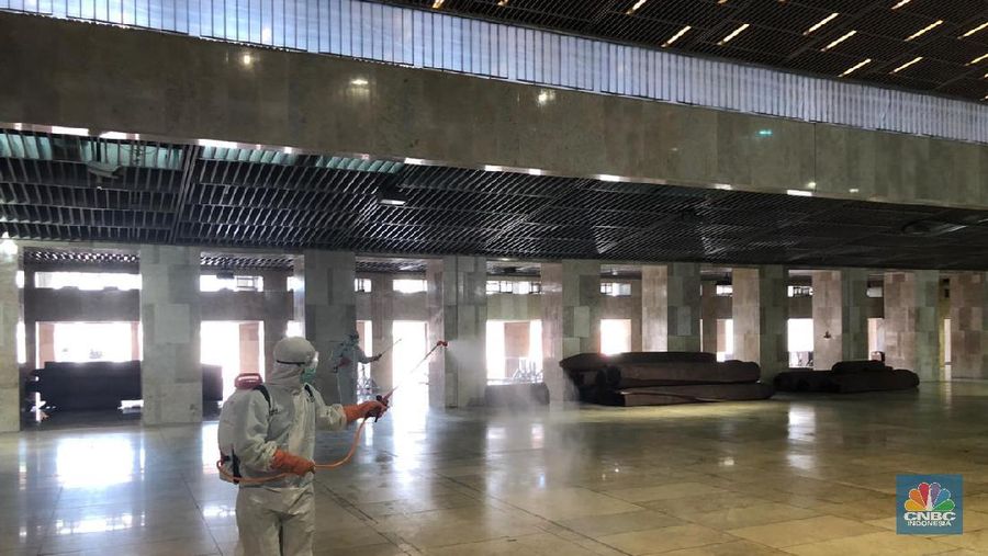 Jokowi meninjau proses pembersihan dan sterilisasi dengan Disinfektan di Masjid Istiqlal.