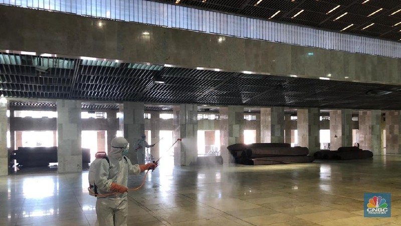 Jokowi meninjau proses pembersihan dan sterilisasi dengan Disinfektan di Masjid Istiqlal.