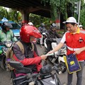 Tanggap Corona, Brantas Abipraya Bagikan Masker Gratis di DKI