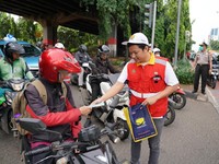 Tanggap Corona, Brantas Abipraya Bagikan Masker Gratis di DKI