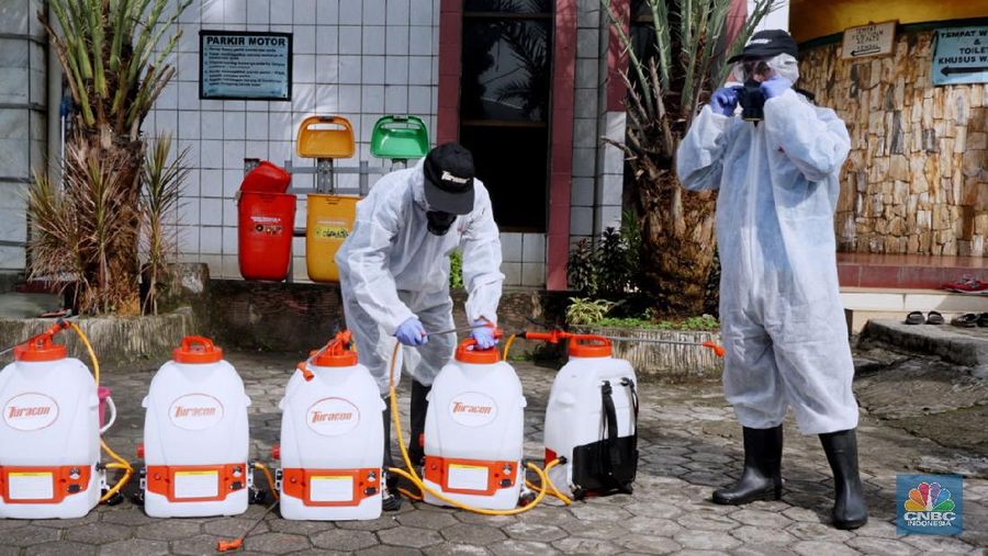 Mencegah Virus Corona, Sejumlah Masjid di Jakarta di Semprot Disinfektan. (CNBC Indonesia/Muhammad Sabki)