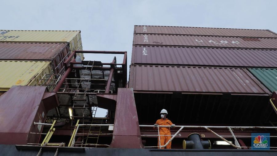 Petugas Kantor Kesehatan Pelabuhan memeriksa Kapal Carpenters Sirius Singapore dari Malaysia di tengah laut sejauh 4 mil dari dermaga saat akan memasuki Pelabuhan Tanjung Priok, Jakarta Utara. (CNBC Indonesia/Tri Susilo)