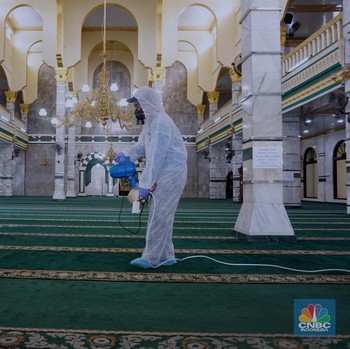 Lawan Corona, Deretan Masjid Ibu Kota Disemprot Disinfektan