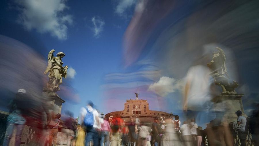 Berikut rangkuman foto sebelum dan sesudah virus corona memasuki negara Italia.