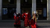 Konstum flamenco dan matador ditampilkan di Alun-alun Pemerintah Kota di Madrid, Spanyol. (AP Photo/Manu Fernandez)
