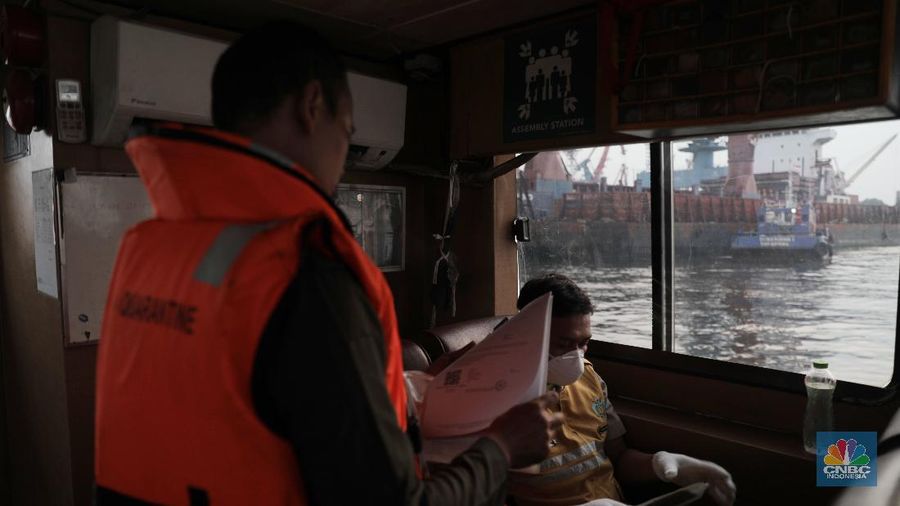Petugas KKP Tanjung Priok Inspeksi Virus Corona di Perairan Tanjung Priok dengan jarak 4,5 mil dari Pelabuhan.