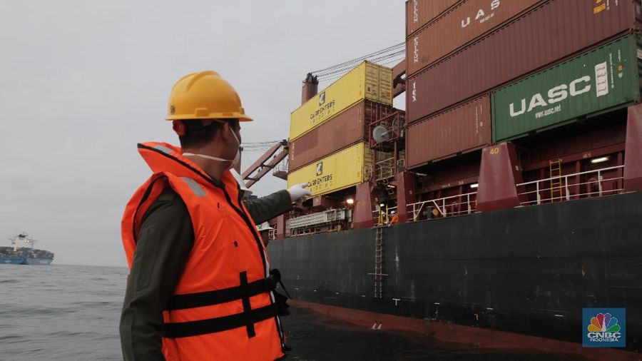 Petugas Kantor Kesehatan Pelabuhan memeriksa Kapal Carpenters Sirius Singapore dari Malaysia di tengah laut sejauh 4 mil dari dermaga saat akan memasuki Pelabuhan Tanjung Priok, Jakarta Utara. (CNBC Indonesia/Tri Susilo)
