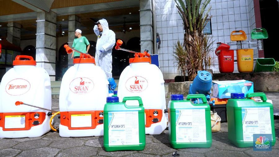 Beredar di WhatsApp informasi yang melarang pengendara roda dua dan pejalan kaki melintas jalan di Jakarta karena ada sterilisasi dan penyemprotan disinfektan.
