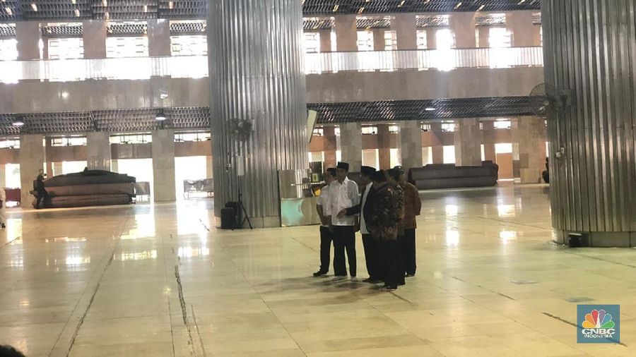 Jokowi meninjau proses pembersihan dan sterilisasi dengan Disinfektan di Masjid Istiqlal.