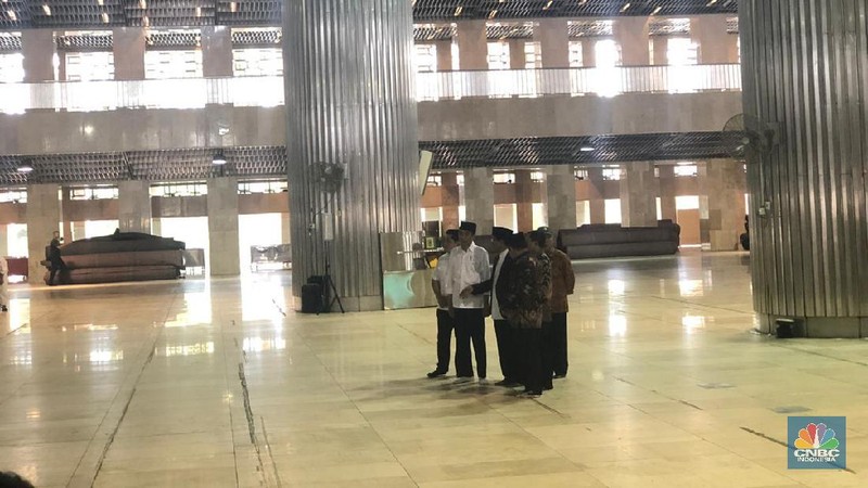Jokowi meninjau proses pembersihan dan sterilisasi dengan Disinfektan di Masjid Istiqlal.