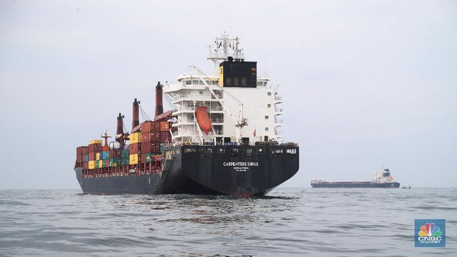 Petugas Kantor Kesehatan Pelabuhan memeriksa Kapal Carpenters Sirius Singapore dari Malaysia di tengah laut sejauh 4 mil dari dermaga saat akan memasuki Pelabuhan Tanjung Priok, Jakarta Utara. (CNBC Indonesia/Tri Susilo)
