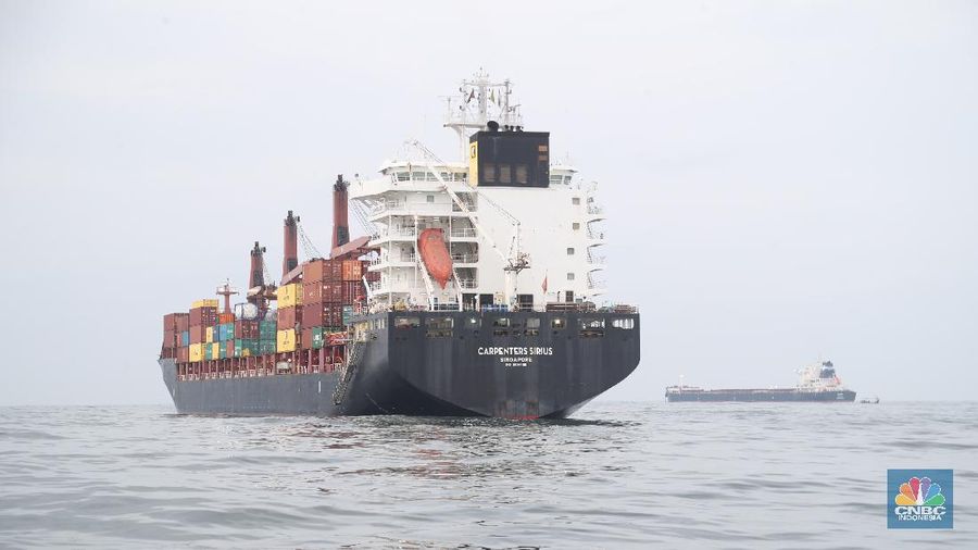 Petugas Kantor Kesehatan Pelabuhan memeriksa Kapal Carpenters Sirius Singapore dari Malaysia di tengah laut sejauh 4 mil dari dermaga saat akan memasuki Pelabuhan Tanjung Priok, Jakarta Utara. (CNBC Indonesia/Tri Susilo)