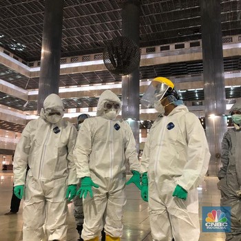 Jokowi Tinjau Istiqlal Saat Disteril dari Virus Corona