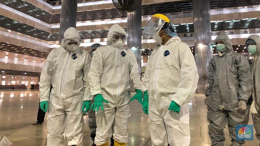 Peninjauan Proses Pembersihan/Sterilisasi dengan Disinfektan di Masjid Istiqlal. (CNBC Indonesia/Chandra Gian Asmara)