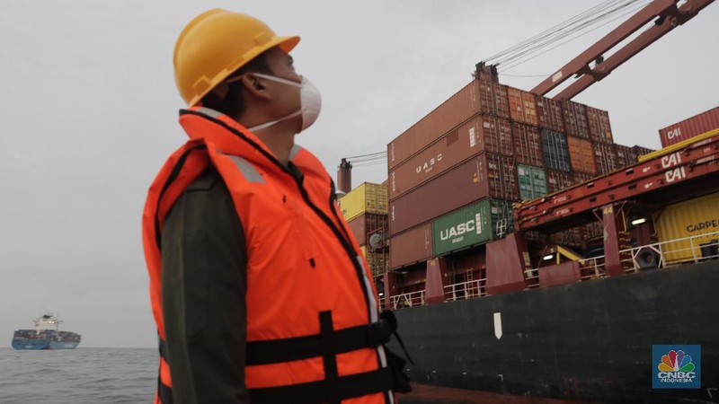 Petugas KKP Tanjung Priok Inspeksi Virus Corona di Perairan Tanjung Priok dengan jarak 4,5 mil dari Pelabuhan.