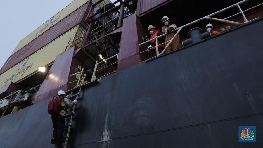 Petugas KKP Tanjung Priok Inspeksi Virus Corona di Perairan Tanjung Priok dengan jarak 4,5 mil dari Pelabuhan.