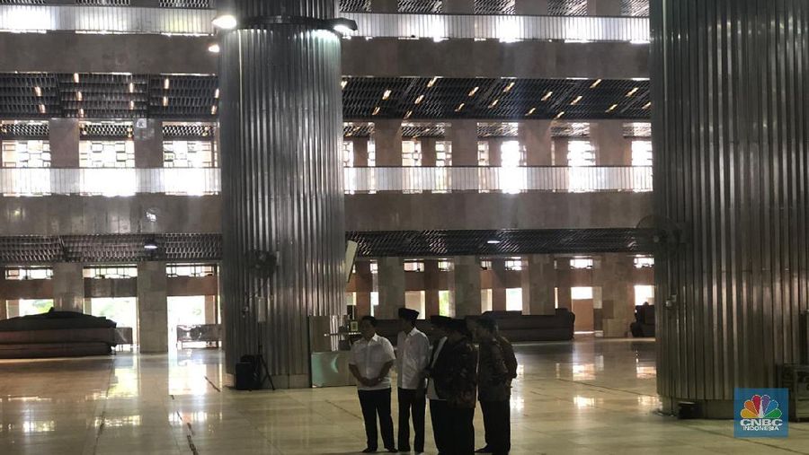 Presiden Joko Widodo (Jokowi) dijadwalkan meninjau proses pembersihan atau strelisiasi dengan disinfektan di kawasan Masjid Istiqlal.