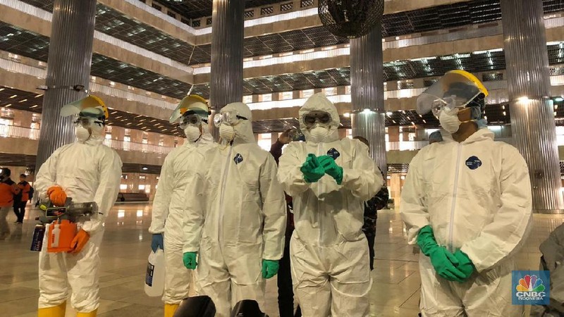 Jokowi meninjau proses pembersihan dan sterilisasi dengan Disinfektan di Masjid Istiqlal.