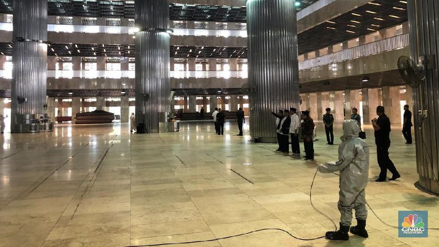 Jokowi meninjau proses pembersihan dan sterilisasi dengan Disinfektan di Masjid Istiqlal.