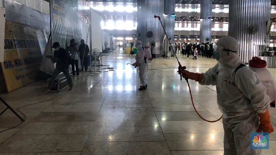 Jokowi meninjau proses pembersihan dan sterilisasi dengan Disinfektan di Masjid Istiqlal.