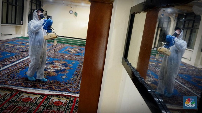 Gerakan bersih-bersih masjid tersebut bagian dari pencegahan penyebaran virus corona (COVID-19).