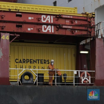 Aksi Petugas Cegah Corona Sisir Kapal Asing di Priok