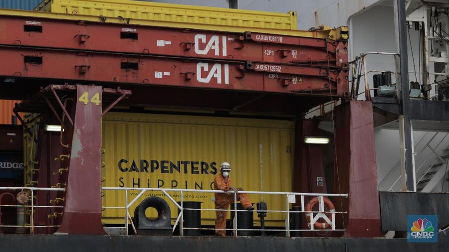 Petugas Kantor Kesehatan Pelabuhan memeriksa Kapal Carpenters Sirius Singapore dari Malaysia di tengah laut sejauh 4 mil dari dermaga saat akan memasuki Pelabuhan Tanjung Priok, Jakarta Utara. (CNBC Indonesia/Tri Susilo)