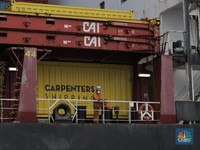 Aksi Petugas Cegah Corona Sisir Kapal Asing di Priok
