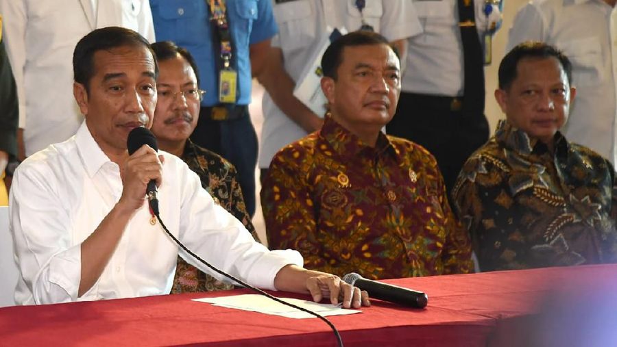 Jokowi meminta kepada Menteri Keuangan Sri Mulyani Indrawati untuk memberikan 'hadiah' berupa insentif kepada para tenaga medis.