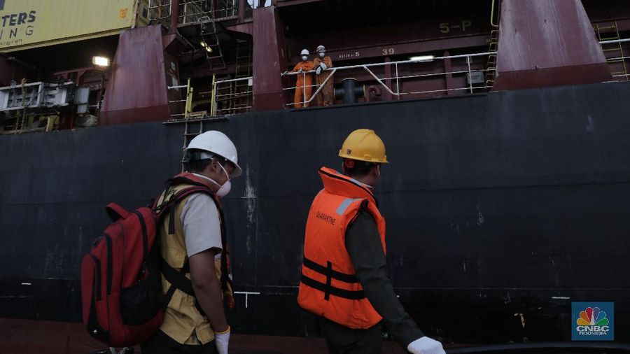Petugas KKP Tanjung Priok Inspeksi Virus Corona di Perairan Tanjung Priok dengan jarak 4,5 mil dari Pelabuhan.