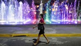Dua senator Filipina bernama Sherwin Gatchalian dan Nancy Binay, yang baru-baru ini bertemu sang presiden, juga tengah mengarantina diri sendiri lantaran khawatir telah menjalin kontak dengan pasien Covid-19. (AP Photo/Aaron Favila)
