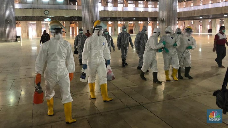 Jokowi meninjau proses pembersihan dan sterilisasi dengan Disinfektan di Masjid Istiqlal.