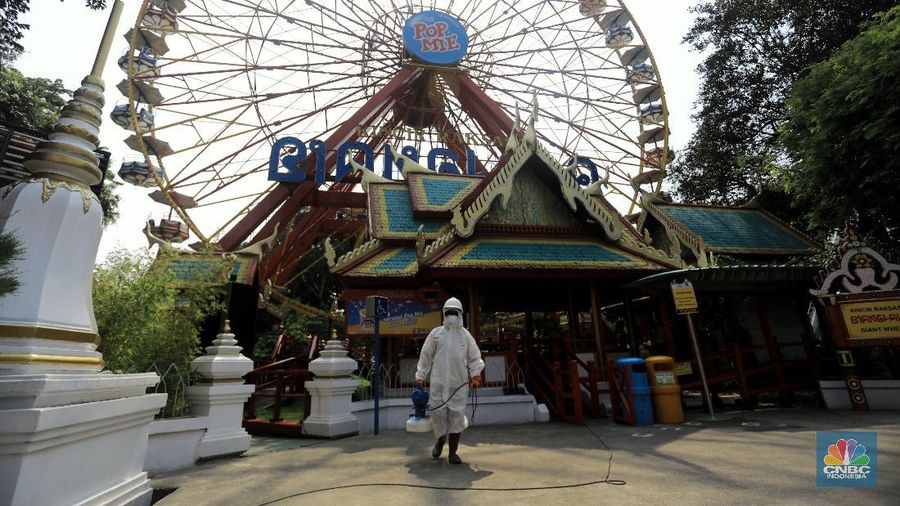 Penyemprotan disinfektan di Dufan. (վ/Andrean Kristianto)