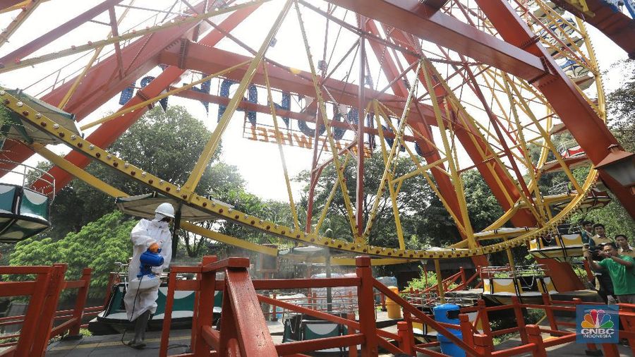 Penyemprotan disinfektan di Dufan. (CNBC Indonesia/Andrean Kristianto)