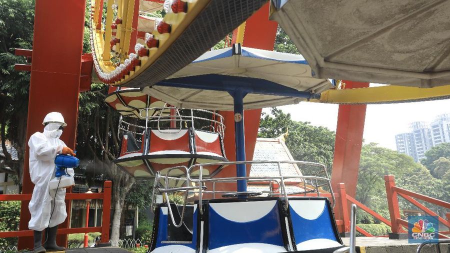 Penyemprotan disinfektan di Dufan. (CNBC Indonesia/Andrean Kristianto)