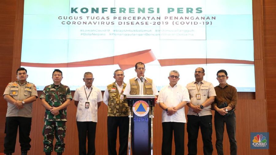 Pemerintah mengungkapkan bahwa strategi dalam penangangan virus Corona (COVID-19) adalah menjaga warga negara yang sehat untuk tidak tertular.