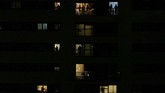 Orang-orang bertepuk tangan untuk mendukung tim medis yang bekerja menangani kasus Covid-19 di Rivas Vaciamadrid, Spanyol, pada Sabtu (14/3). (AP Photo/Manu Fernandez)