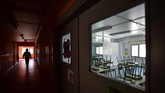 Seorang guru berjalan di lorong sekolah yang sepi aktivitas di salah satu desa di Spanyol. (AP Photo/Alvaro Barrientos)