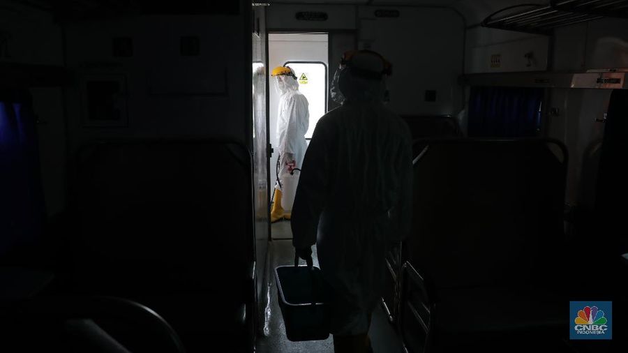 Melihat penyemprotan disinfektan di kereta api di salah satu stasiun di Jakarta.