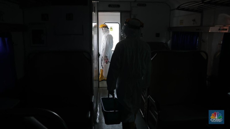 Melihat penyemprotan disinfektan di kereta api di salah satu stasiun di Jakarta.