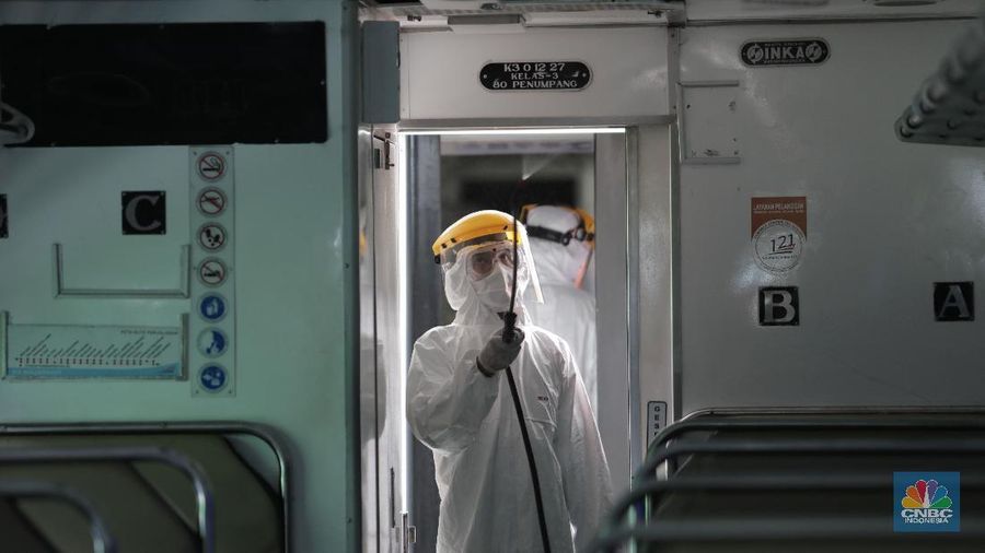 Sarana Kereta Api Disemprot Disinfektan Untuk Mencegah Penyebaran Virus Corona. (CNBC Indonesia/Tri Susilo)