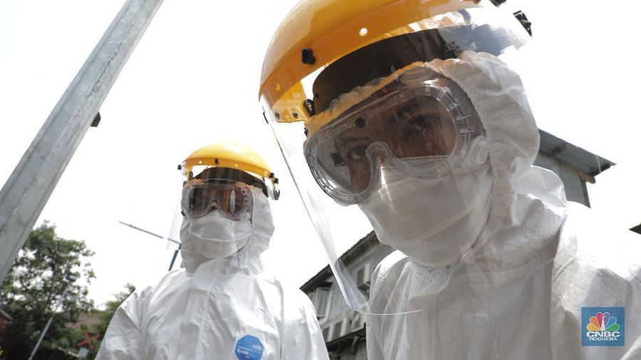 Sarana Kereta Api Disemprot Disinfektan Untuk Mencegah Penyebaran Virus Corona. (CNBC Indonesia/Tri Susilo)
