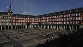 Penampakan Mayor square di Madrid, Spanyol, pada Jumat (13/3) yang sepi aktivitas. (AP Photo/Manu Fernandez)